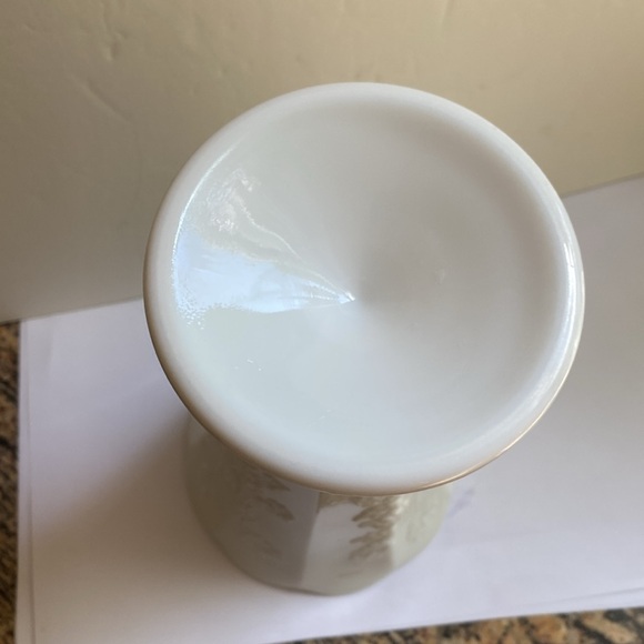 Vintage Westmoreland Paneled Grape 9¼" Tall White Milk Glass Vase ~ Crisp Detail - Picture 7 of 9